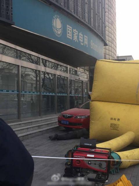 两辆车车库前乱停被架上房顶 网友:干得漂亮 两辆车车库前乱停被架上房顶 网友:干得漂亮