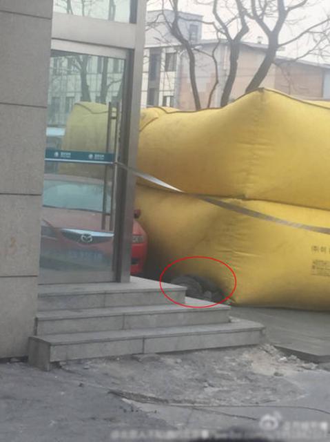 两辆车车库前乱停被架上房顶 网友:干得漂亮 两辆车车库前乱停被架上房顶 网友:干得漂亮