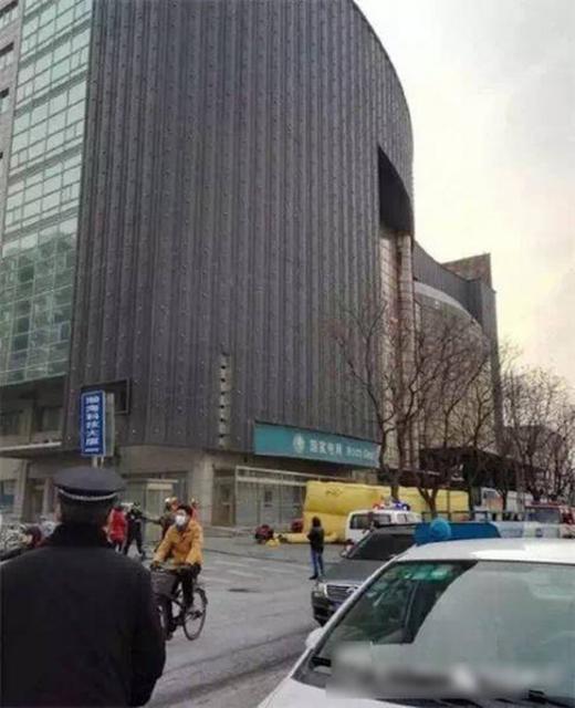 两辆车车库前乱停被架上房顶 网友:干得漂亮 两辆车车库前乱停被架上房顶 网友:干得漂亮