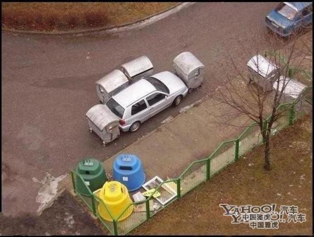 两辆车车库前乱停被架上房顶 网友:干得漂亮 两辆车车库前乱停被架上房顶 网友:干得漂亮