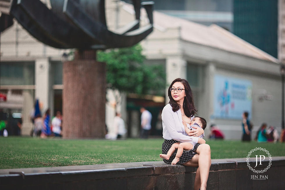 新加坡辣妈街头哺乳 以此抗议孕妇遭歧视(图)