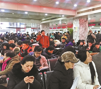 昨天早上八点半刚过,朝阳区不动产登记事务中心大厅就已经挤满了等待过户的人