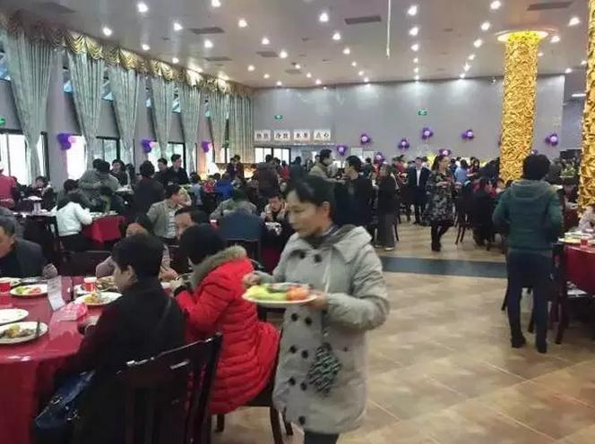 厦大食堂推出豪华自助餐 两天被学生吃垮(图)