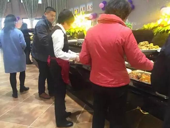 厦大食堂推出豪华自助餐 两天被学生吃垮(图)