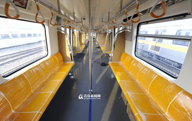 高清：无人驾驶地铁列车青岛下线 年内试运营