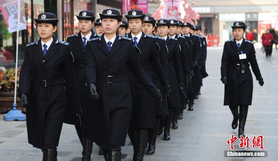 组图：揭秘女子城管队 穿风衣长靴柔情执法