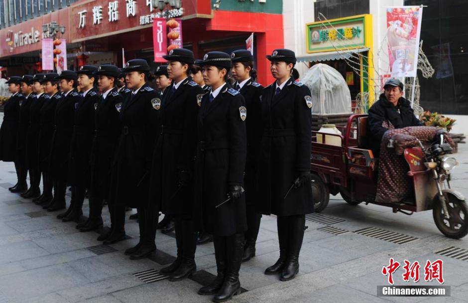 组图：揭秘女子城管队 穿风衣长靴柔情执法