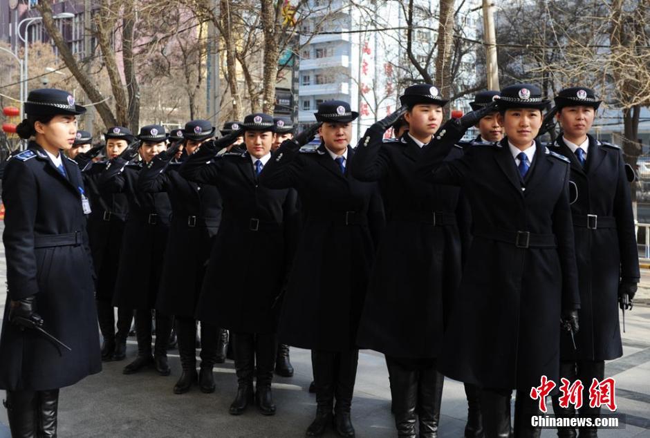 组图：揭秘女子城管队 穿风衣长靴柔情执法