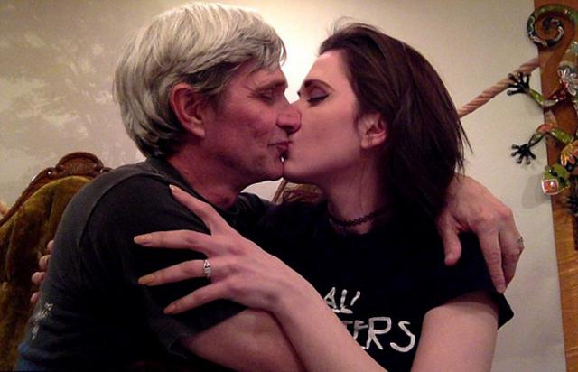 美老夫少妻相差33岁网上自信分享私生活