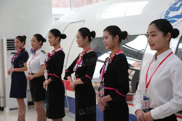 高清:山东外贸职院空乘招生火爆 帅哥美女云集