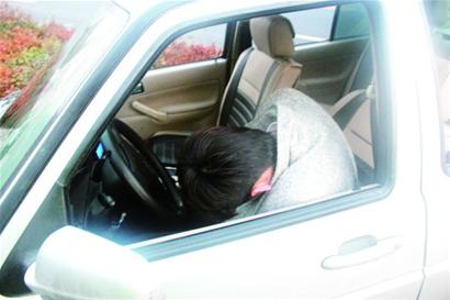 调酒师把自己喝大开车上隔离带 不知驾车睡着