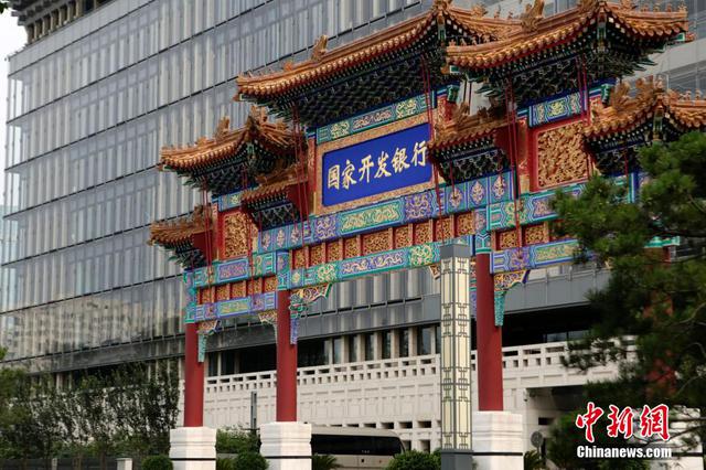 国家开发银行总部大楼前牌坊被拆除