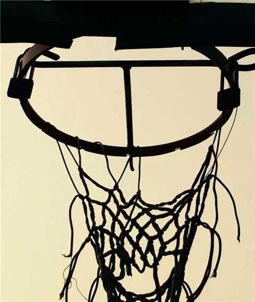 青岛一大学假期给篮球框上锁 网友:太奇葩(图)