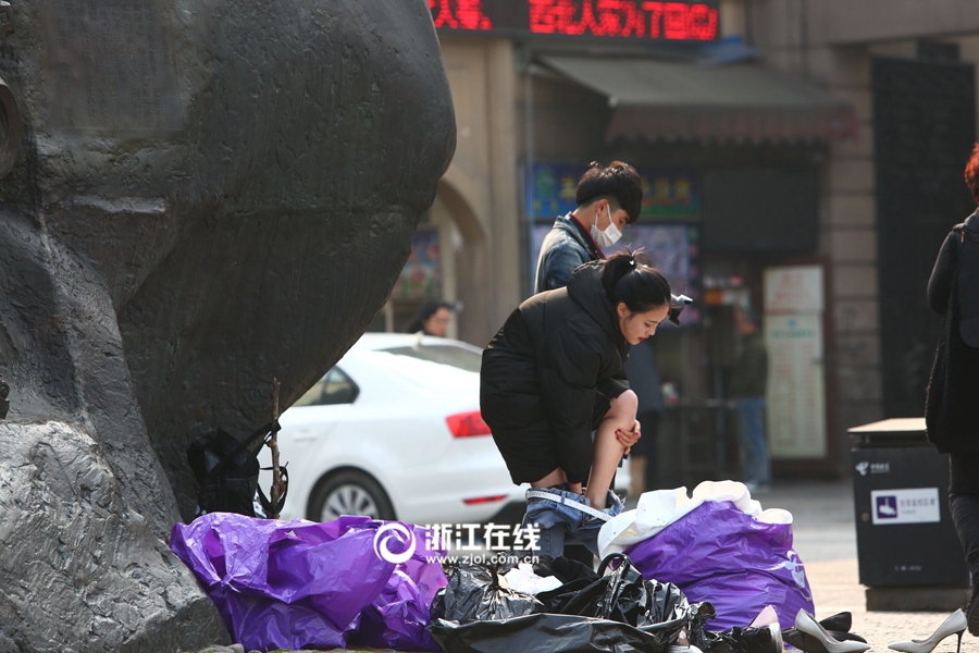 杭州网模拍摄样照 美女当街脱裤换衣