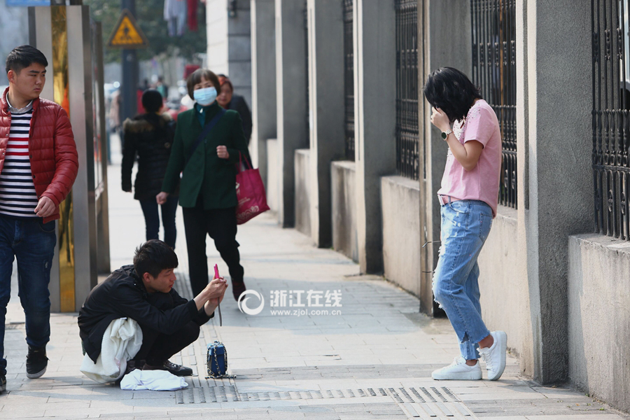 杭州网模拍摄样照 美女当街脱裤换衣