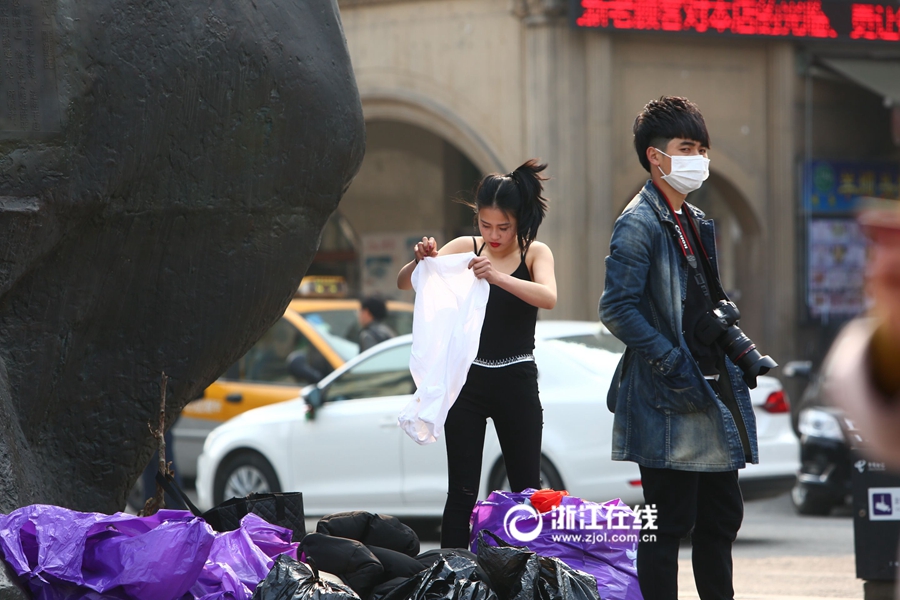 杭州网模拍摄样照 美女当街脱裤换衣