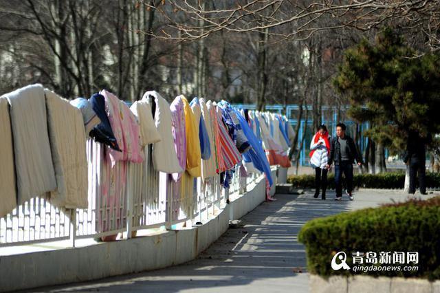 又到高校开学季 大学生&apos;铺天盖地&apos;晒被子