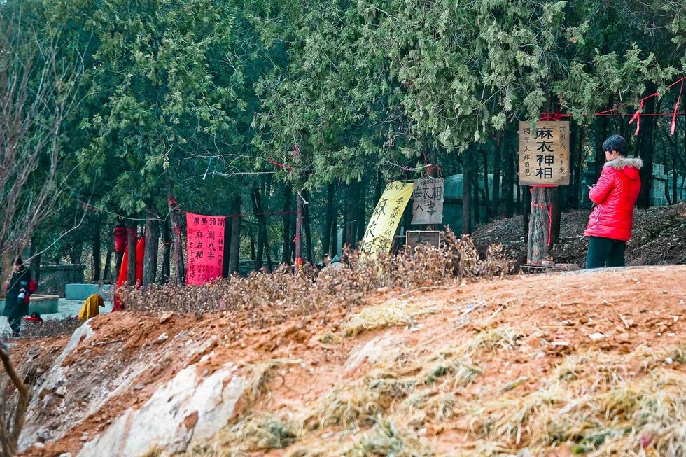 当地寺庙始建于北宋年间，因寺旁有一泉曰“圣泉”而得名。每天有很多游人前来景区的寺院里焚香跪拜，祈求子孙兴旺，家道永昌。因此有很多算命先生在此扎堆，替游客看相算命赚钱。