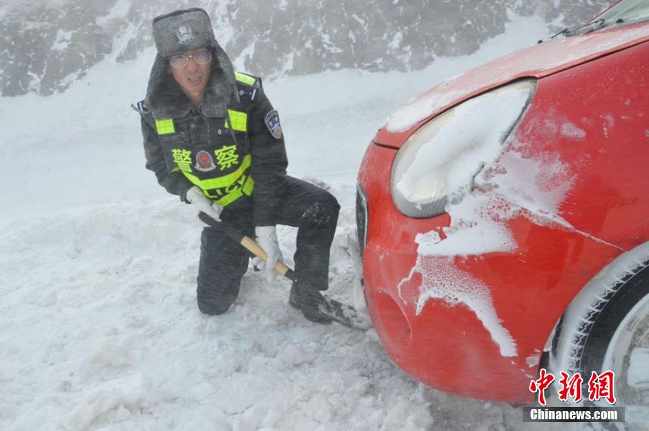 新疆阿勒泰地区遇极端恶劣天气交警跪地铲雪