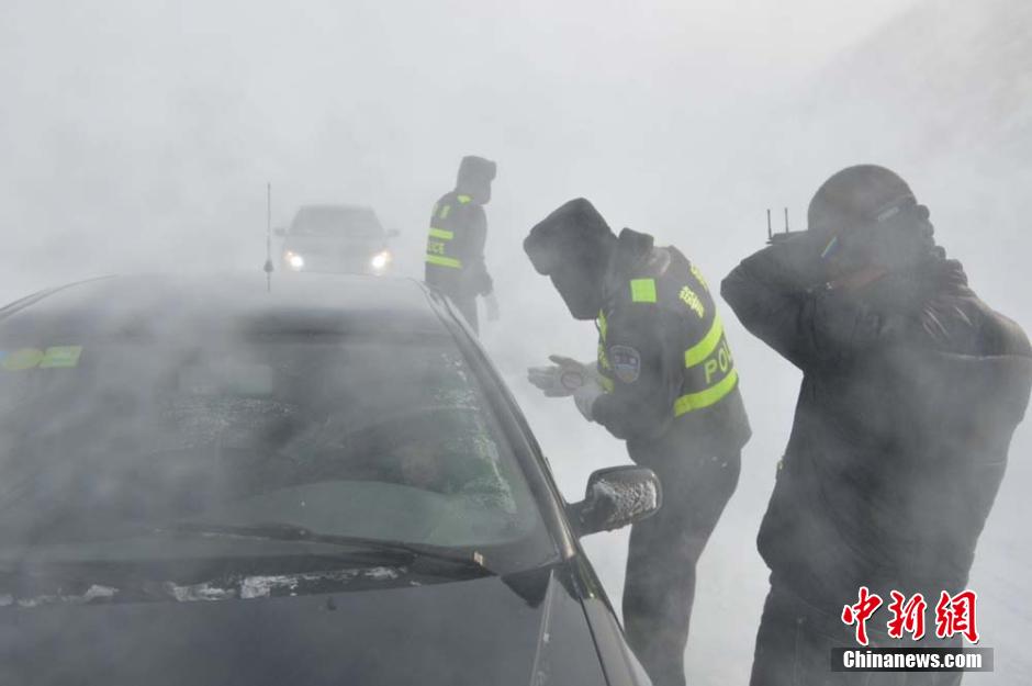 新疆阿勒泰地区遇极端恶劣天气交警跪地铲雪