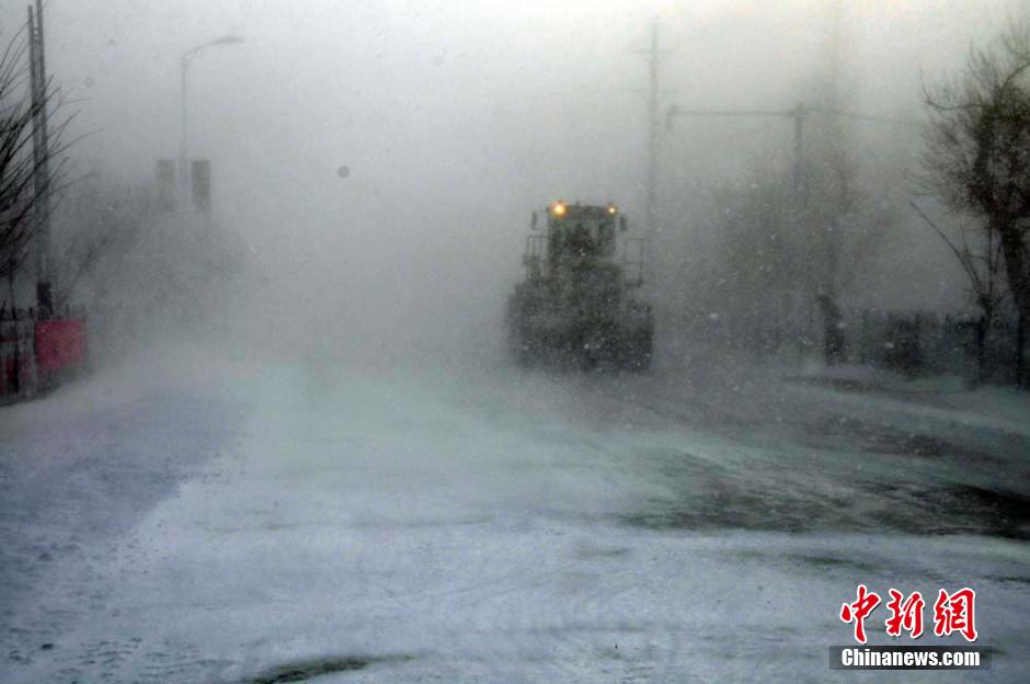 新疆阿勒泰地区遇极端恶劣天气交警跪地铲雪