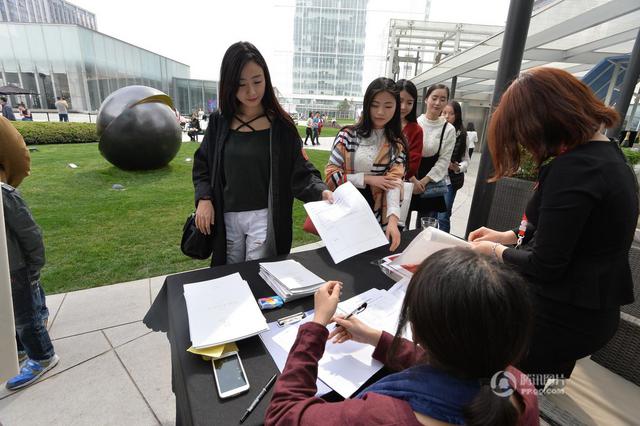 成都美女参加富豪相亲海选 争同游迪拜名额 成都美女参加富豪相亲海选 争同游迪拜名额