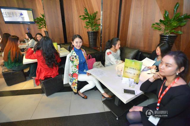 成都美女参加富豪相亲海选 争同游迪拜名额 成都美女参加富豪相亲海选 争同游迪拜名额