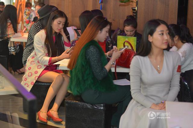 成都美女参加富豪相亲海选 争同游迪拜名额 成都美女参加富豪相亲海选 争同游迪拜名额
