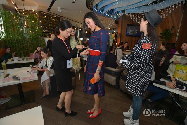 成都美女参加富豪相亲海选 争同游迪拜名额 成都美女参加富豪相亲海选 争同游迪拜名额