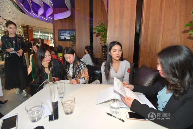 成都美女参加富豪相亲海选 争同游迪拜名额 成都美女参加富豪相亲海选 争同游迪拜名额