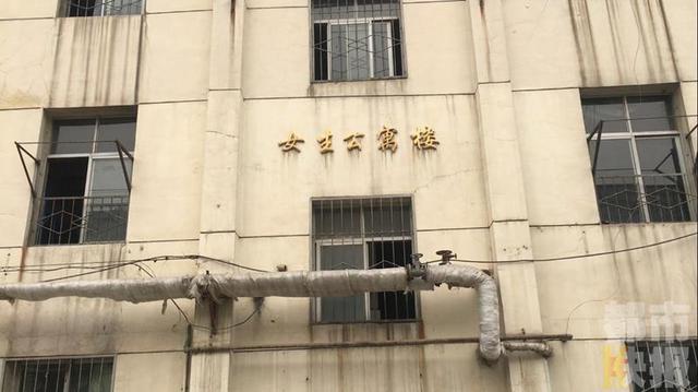 男老师清晨进女生宿舍 学生：也没问穿衣服了没