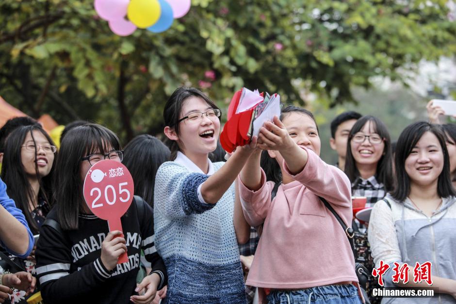 女大学生庆祝节日竞拍男生 与心仪男学生互动