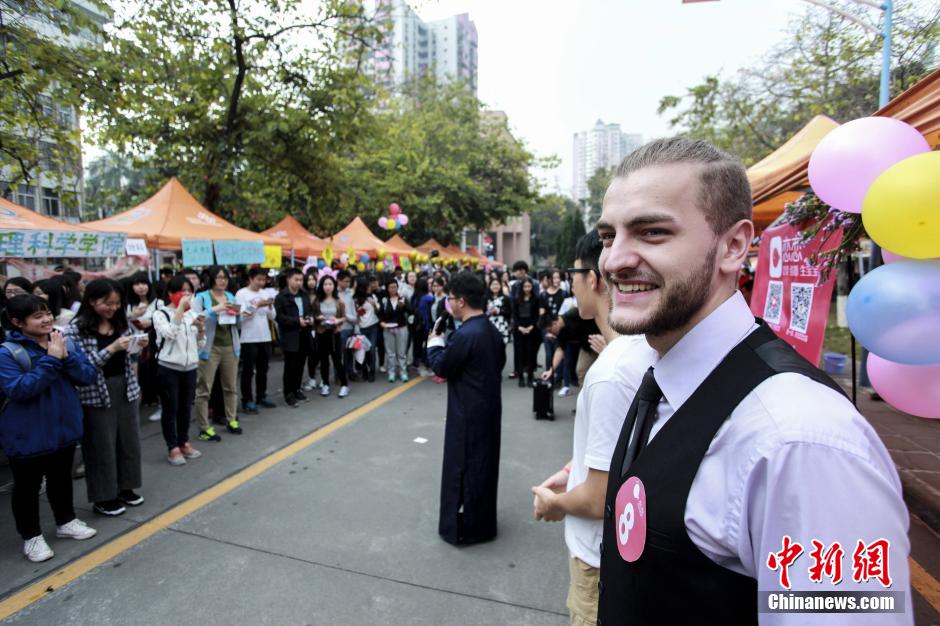 女大学生庆祝节日竞拍男生 与心仪男学生互动