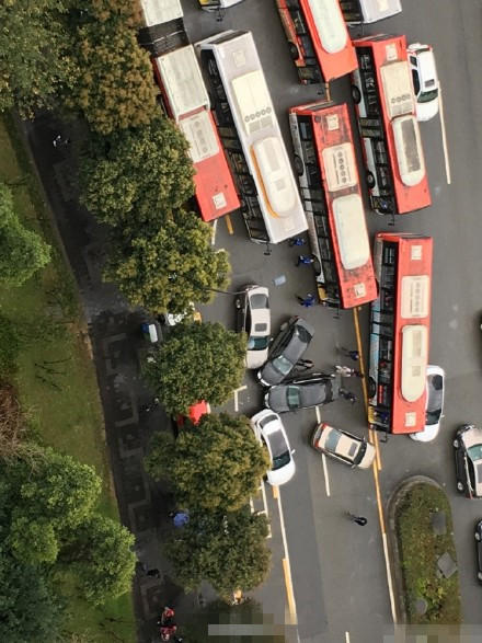 组图：成都现奇葩车祸四车撞成菊花 责任难定