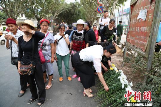 云南民警勇斗持枪毒贩牺牲 军民挥泪送别