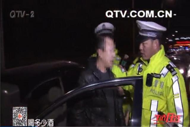 交警设岗卡夜查 酒驾吸毒跳桥奇葩司机真不少