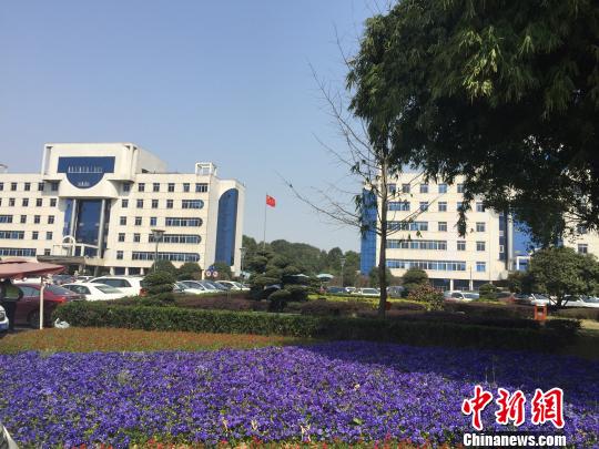 拆除围墙后，长沙县政府机关大院变成市民休闲的社区公园。 李俊杰 摄