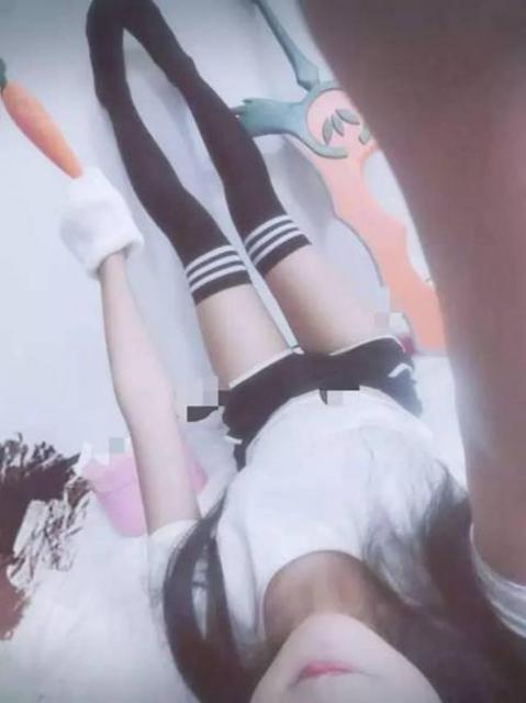 17岁高中女主播拥有逆天大长腿 最爱玩LOL