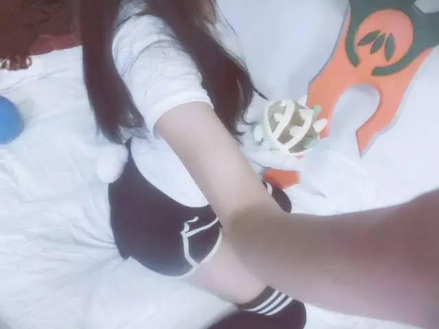 17岁高中女主播拥有逆天大长腿 最爱玩LOL