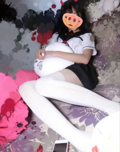 17岁高中女主播拥有逆天大长腿 最爱玩LOL