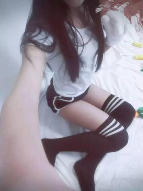 17岁高中女主播拥有逆天大长腿 最爱玩LOL