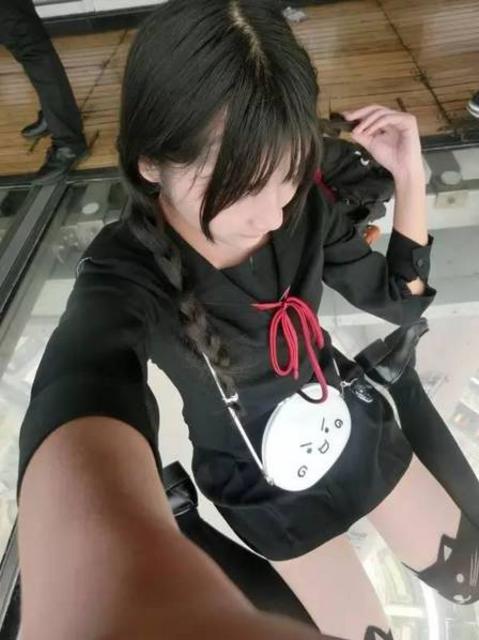 17岁高中女主播拥有逆天大长腿 最爱玩LOL