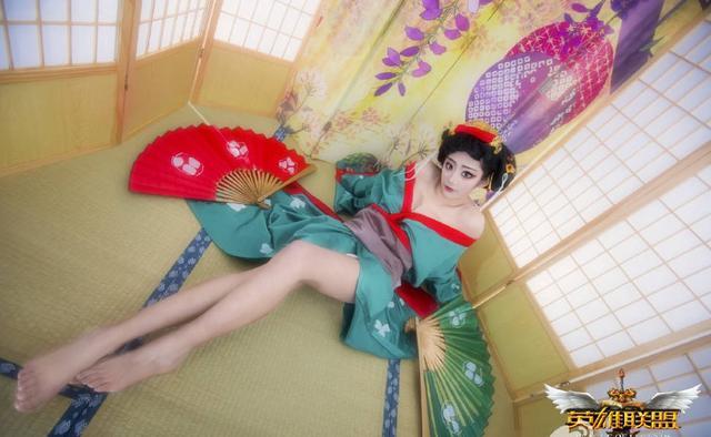 17岁高中女主播拥有逆天大长腿 最爱玩LOL