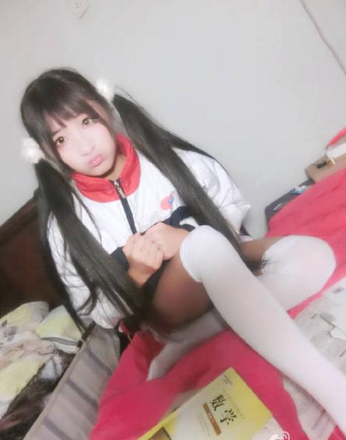 17岁高中女主播拥有逆天大长腿 最爱玩LOL