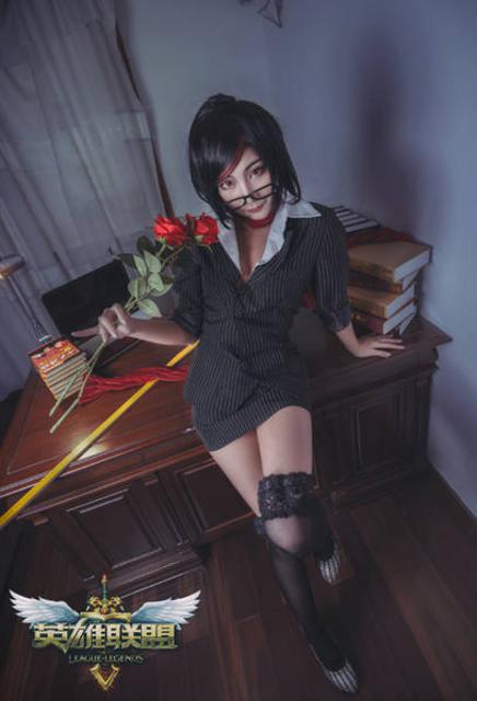 17岁高中女主播拥有逆天大长腿 最爱玩LOL