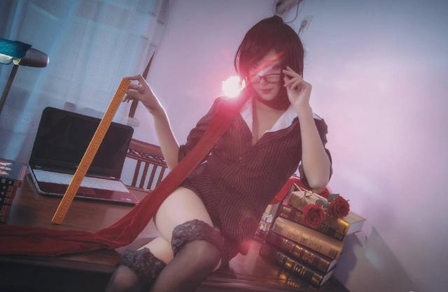 17岁高中女主播拥有逆天大长腿 最爱玩LOL