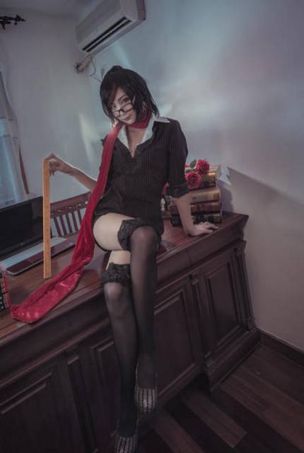 17岁高中女主播拥有逆天大长腿 最爱玩LOL