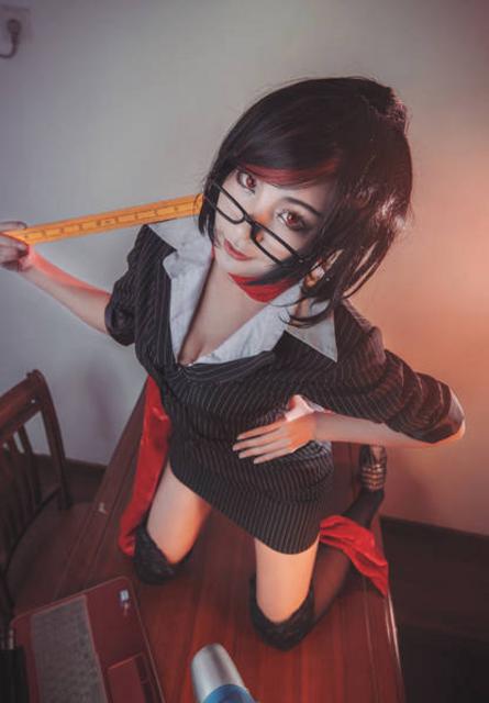 17岁高中女主播拥有逆天大长腿 最爱玩LOL