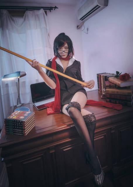 17岁高中女主播拥有逆天大长腿 最爱玩LOL