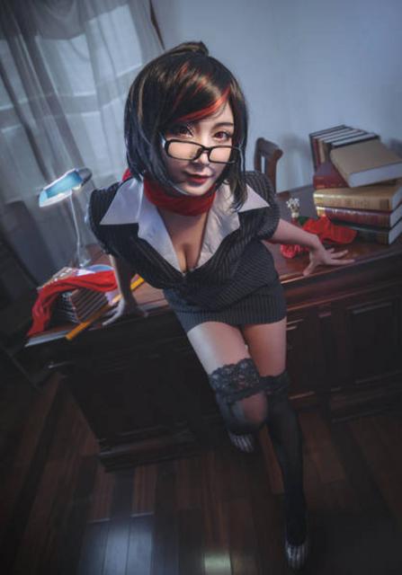 17岁高中女主播拥有逆天大长腿 最爱玩LOL